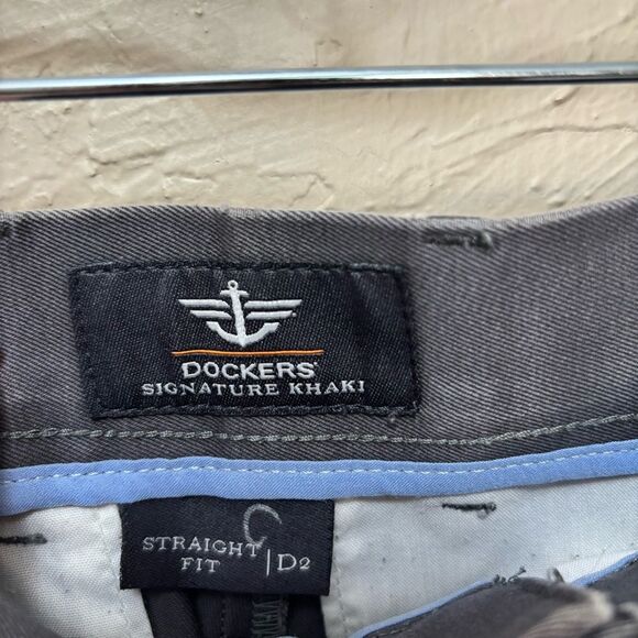 699. Men Dockers khakis size 32x32 - Picture 2 of 3